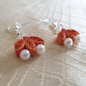 Orecchini quilling, orecchini di carta fatti a mano, perle bianche, orecchini fiore, Orecchini floreali, orecchini pendenti, gioielli, per lei, moglie, ragazza