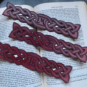 Personalisierbar keltischer Knoten Monogramm Leder Lesezeichen