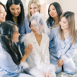 Conjunto de pijama blanco personalizado, conjunto de pijama de novia con plumas, conjunto de pijama de plumas, pijama de novia dama de honor conjunto de plumas de pijama largo