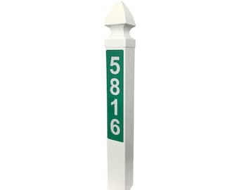 Op de afbeelding: Witte paal met een groen bord waarop "5816" staat. De paal heeft een puntige top.