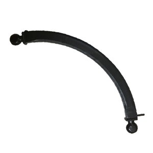 Op de afbeelding: Zwarte gebogen metalen beugel met twee ronde bolvormige eindkappen. De beugel is ontworpen om te gebruiken als decoratieve ondersteuning voor planken of andere meubels.