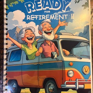 Op de afbeelding: Een spiraalgebonden notitieboek met de titel "Getting Ready for Retirement II". De omslag toont een kleurrijke illustratie van een ouder echtpaar in een vintage busje. De tekst "Our Hometown Treasures" staat onderaan. De achtergrond toont een blauwe lucht, bergen en bomen.