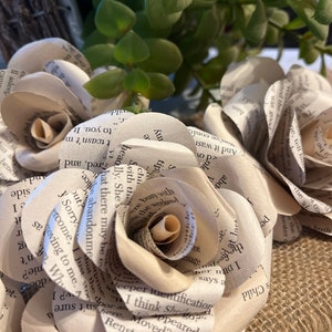 Rose di carta Pagine di libri riciclate realizzate da romanzi o pagine di mappe Fatte a mano circa 3,5" a 4" ciascuna