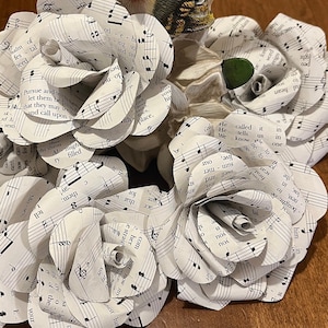 Pagine di libri riciclate di Paper Roses realizzate con pagine di musica fatte a mano, circa 3,5" a 4" ciascuna