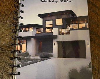 Peut inclure: Un livret à spirales avec une photo en noir et blanc d'une maison moderne sur la couverture. Le texte sur la couverture indique "Home Savings" et "Total Savings: 3500 €+". Le bas de la couverture indique "Our Hometown Treasures."