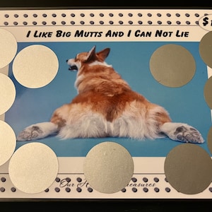 Puede incluir: Una tarjeta de felicitación humorística con un perro corgi con el texto "Me gustan los perros grandes y no puedo mentir". La tarjeta tiene una etiqueta de precio de $ 125 y está decorada con un patrón de lunares.
