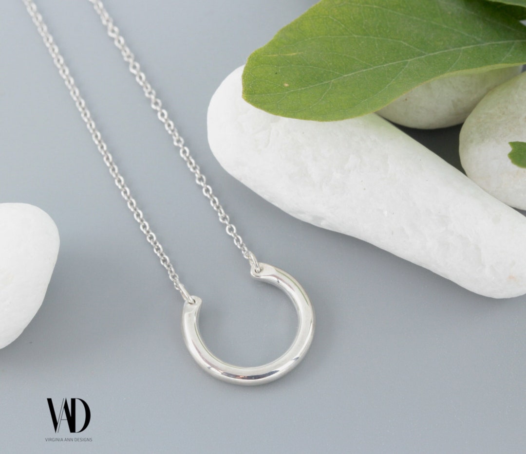 Nuance Round Charm Necklace Holder