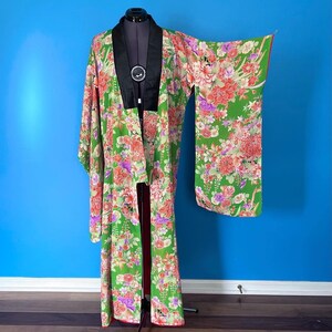 Kimono Furisode de seda con estampado floral de los años 30, verde con forro rojo (M)