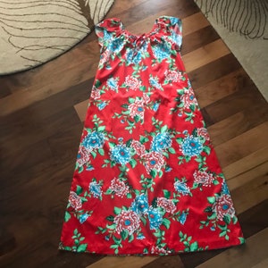 Striking 1970s Chrysthanemum Floral Muumuu / Caftan by Hilo Hattie’s Hawaii (One Size Fits Many)