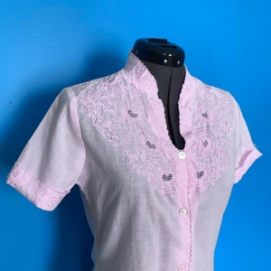 Romantische jaren 1950 Whisper Roze Blouse met bloemensnitwerk en geborduurde korte mouwen (M)