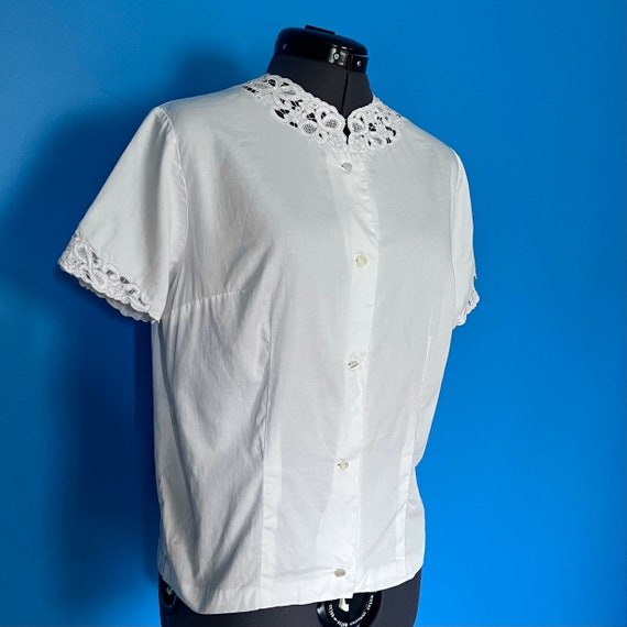Beautiful 1950s White Blouse with Floral Cutwork … - image 4