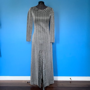 Prachtige zilveren lurex maxi-jurk uit de jaren 70 met lange mouwen en split aan de voorkant (M)