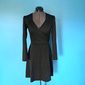 Vestido skater negro de punto con cuello en V, estilo años 70, de Teena Paige (XS/S)