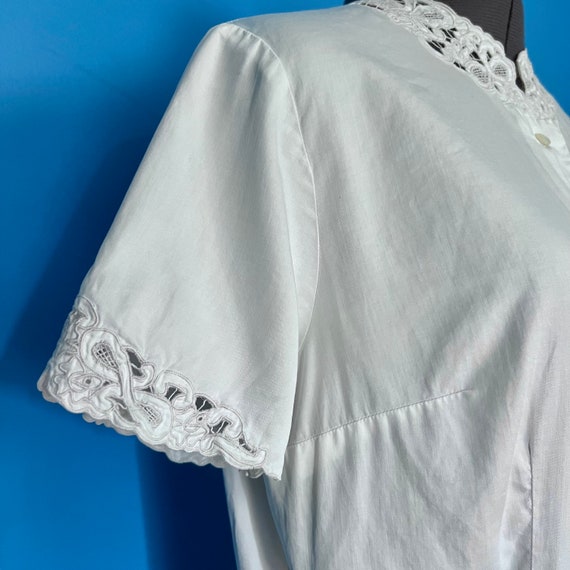 Beautiful 1950s White Blouse with Floral Cutwork … - image 6