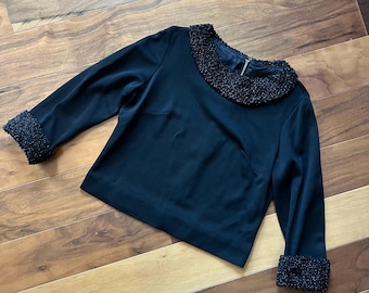 Preciosa blusa negra de rayón de los años 50 con cuello y puños decorativos (M/L)