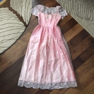 Vestido romántico de finales de los años 50 en tafetán rosa palo y encaje blanco con escote ilusión (XS/S)