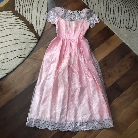 Romantic late-1950s Rose Pink Taffeta and White La