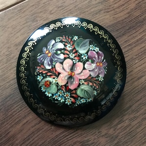 Impresionante broche floral lacado ruso de la década de 1970 pintado a mano