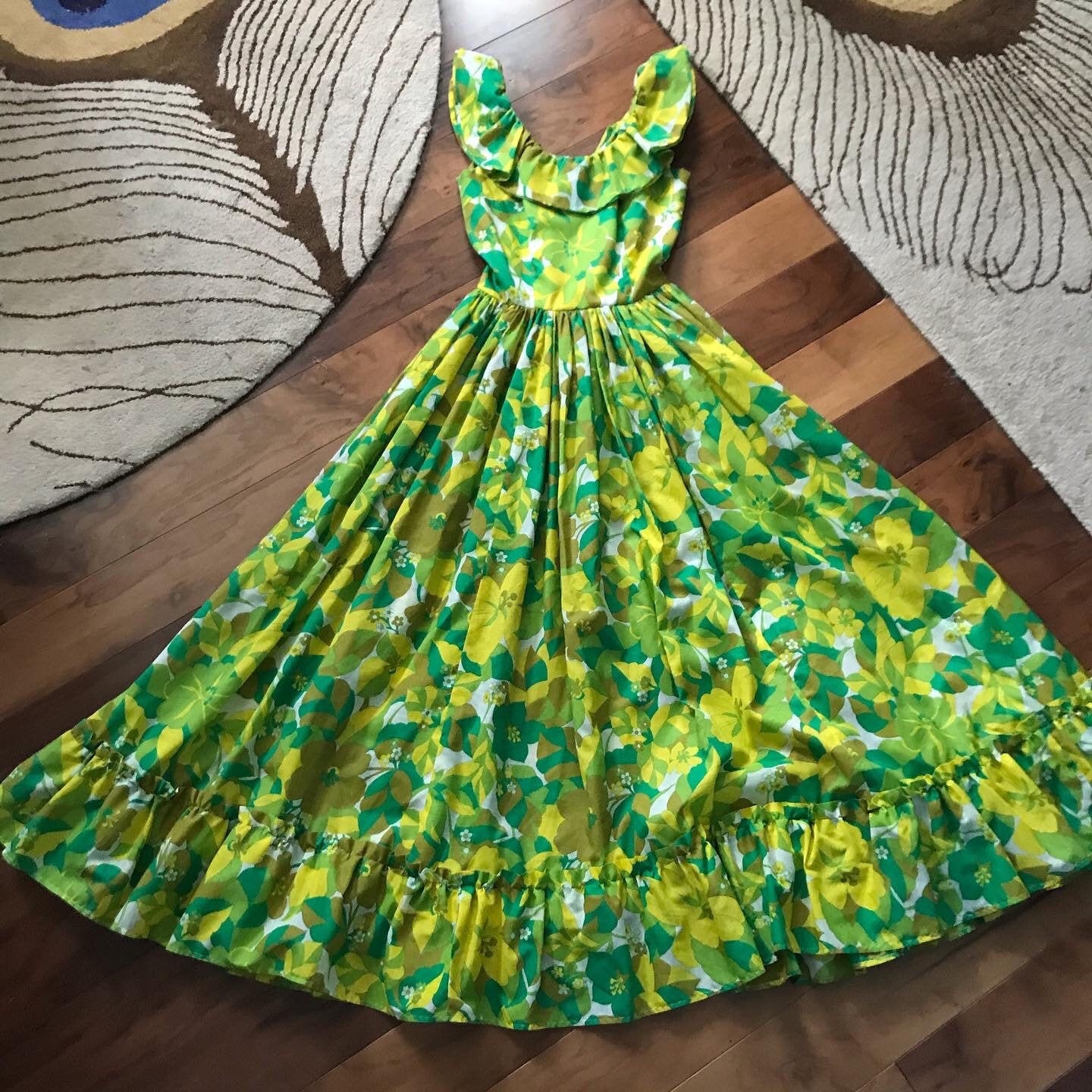 Springy 1970s Handmade / Homemade Sleeveless Ruffled Lemon Lime Floral Maxi Dress (S) Springy 1970s Handmade / Homemade Sleeveless Ruffled Lemon Lime Floral Maxi Dress (S)