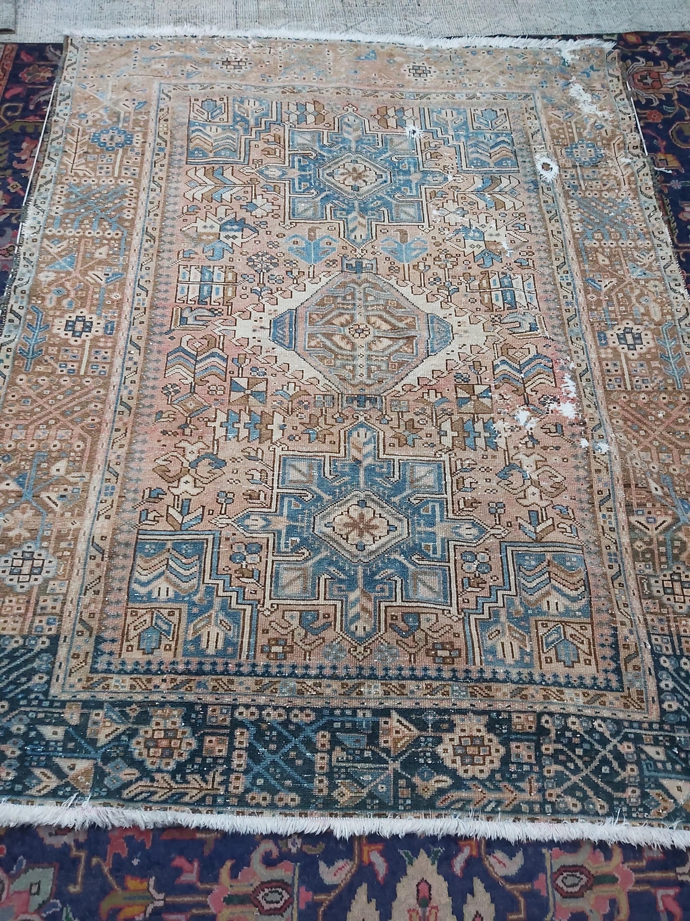 幾何学的なモチーフとブルーのアクセントが特徴のヴィンテージ風