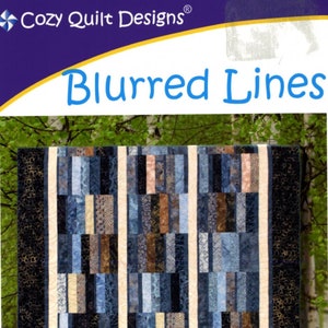 Pode incluir: Um padr&atilde;o de colcha intitulado "Blurred Lines" da Cozy Quilt Designs. A colcha apresenta listras verticais em tons de azul, bege e marrom, emolduradas por uma borda preta estampada e linhas verticais brancas. O padr&atilde;o &eacute; para tiras de 6,35 cm e &eacute; adequado para caminhos de mesa, mantas e v&aacute;rios tamanhos de cama.