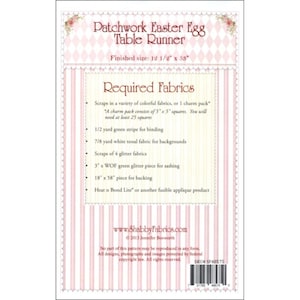 Puede incluir: Una hoja de instrucciones rosa y blanca para un camino de mesa de Pascua en forma de huevo de patchwork. El tama&ntilde;o terminado es de 12 1/2 pulgadas por 58 pulgadas. Las instrucciones enumeran las telas necesarias, incluyendo recortes de telas coloridas, una franja verde para el encuadernado, una tela tonal blanca para los fondos, telas de brillo y una pieza para el respaldo. Las instrucciones tambi&eacute;n mencionan el uso de un producto de aplicaci&oacute;n fusible. La hoja incluye el sitio web www.shabbyfabrics.com y la informaci&oacute;n de copyright &copy; 2013 Jennifer Bosworth. El n&uacute;mero de referencia es SF48575.