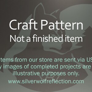 K&ouml;nnte beinhalten: Bastelvorlage f&uuml;r ein Projekt, kein fertiges Produkt. Der Text "Craft Pattern Not a finished item" wird auf einem grauen Hintergrund mit einer Wolfssilhouette angezeigt.