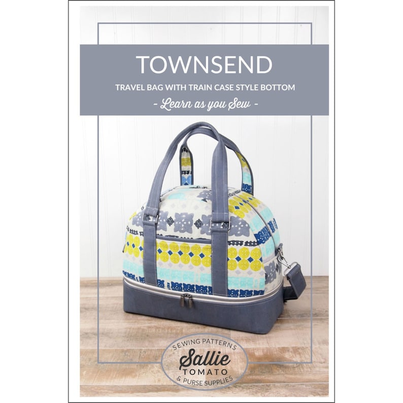 K&ouml;nnte beinhalten: Ein Schnittmuster f&uuml;r eine Reisetasche mit einem Kofferboden im Zugkoffer-Stil. Die Tasche ist blau mit einem bunten geometrischen Muster. Das Schnittmuster hei&szlig;t "Townsend" und stammt von Sallie Tomato Sewing Patterns & Purse Supplies.