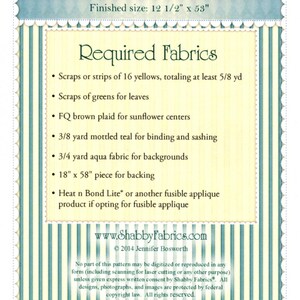 K&ouml;nnte beinhalten: Ein druckbares Muster f&uuml;r einen Patchwork-Sonnenblumen-Tischl&auml;ufer. Das Muster ben&ouml;tigt 16 gelbe Stoffreste, gr&uuml;ne Stoffreste, braunen karierten Stoff, t&uuml;rkisfarbenen Stoff, aquafarbenen Stoff und ein St&uuml;ck Stoff f&uuml;r die R&uuml;ckseite. Die fertige Gr&ouml;&szlig;e betr&auml;gt 31,75 cm x 134,6 cm. Das Muster ist von Shabby Fabrics.