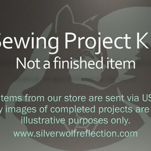 Peut inclure: Un graphique pr&eacute;sentant la silhouette stylis&eacute;e d'un loup et d'un arbre sur un fond circulaire sombre. Le texte indique : Sewing Project Kit, Not a finished item, All items from our store are sent via USPS, Any images of completed projects are for illustrative purposes only, www.silverwolfreflection.com.