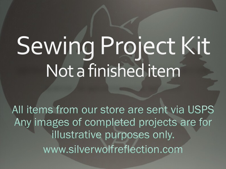 Peut inclure: Un graphique pr&eacute;sentant la silhouette stylis&eacute;e d'un loup et d'un arbre sur un fond circulaire sombre. Le texte indique : Sewing Project Kit, Not a finished item, All items from our store are sent via USPS, Any images of completed projects are for illustrative purposes only, www.silverwolfreflection.com.