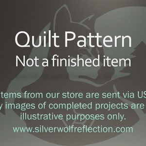 Pode incluir: Fundo cinza com o texto branco "Quilt Pattern" e "Not a finished item". Silhuetas de um lobo e um pinheiro s&atilde;o vis&iacute;veis. O texto tamb&eacute;m afirma que os itens s&atilde;o enviados via USPS e as imagens s&atilde;o apenas ilustrativas.
