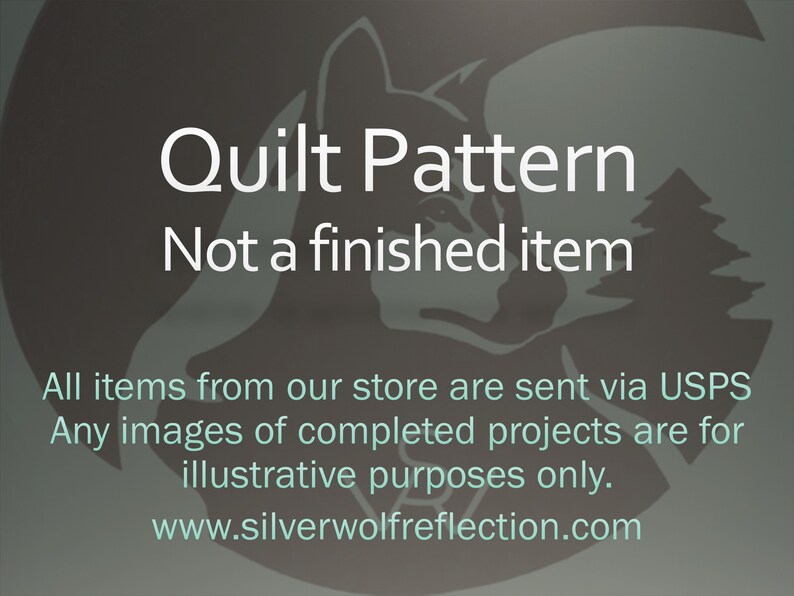 Pode incluir: Fundo cinza com o texto branco "Quilt Pattern" e "Not a finished item". Silhuetas de um lobo e um pinheiro s&atilde;o vis&iacute;veis. O texto tamb&eacute;m afirma que os itens s&atilde;o enviados via USPS e as imagens s&atilde;o apenas ilustrativas.