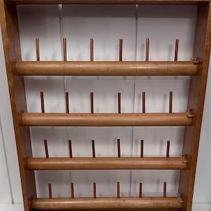 ヴィンテージ風木製糸巻きラック – 壁掛け式ボビンホルダー