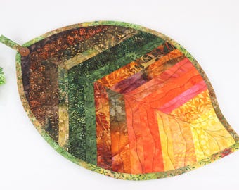 Centrotavola trapuntato a forma di foglia: batik tinto a mano con colori autunnali