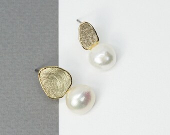 Fresh water pearl earrings. Baroque pearl earrings. Gold earrings. Unbalance earrings. Wedding earrings. Bridesmaid gift. Gift for her.