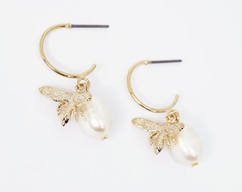 Fresh water pearl earrings. Baroque pearl earrings. Honeybee earrings. Baroque pearl earrings. Dangle earrings. Drop earrings. bee earrings