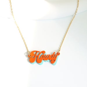 Hola collar. Collar de saludo. Collar de doble placa. Collar Y2K. Collar de dibujos animados. Collar de buenas vibraciones. Buena vibra solamente. Hola.