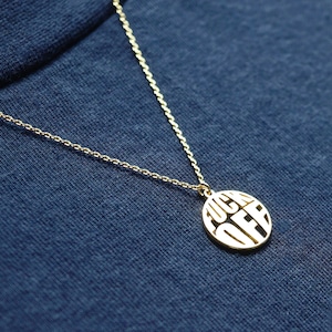 Vete a la mierda con el collar. Collar divertido. Colgante de disco redondo. Collar con colgante de moneda. Collar de amistad. Vete a la mierda. Collar de palabra F. Regalo de amigos.
