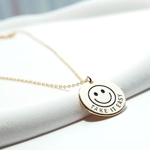 Tómalo con calma collar. Collar de buenas vibraciones. collar feliz. Collar de dama de honor. Collar con colgante de moneda. Collar de la amistad. Joyas mínimas
