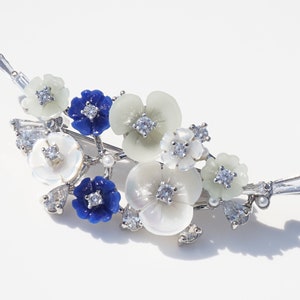 Florale Perlmutt Brosche. Blumenstrauß Brosche. Blumen-Brosche. Hochzeitsbrosche. Hochzeitsgeschenk. Sommerliche Brosche. Perlmutt Brosche. Brautjungfer Geschenk. Blaue Brosche.