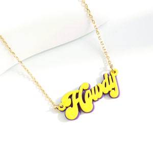Hola collar. Collar de letras retro. Collar de doble placa. Collar Y2K. Collar de dibujos animados. Collar de buenas vibraciones. Buena vibra solamente. Hola.