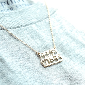 Collar de buenas vibraciones. Collar de letras retro. Precioso collar. De vuelta a la escuela. Collar de amistad. Buena vibra solamente. Collar de sonrisa. Retro.