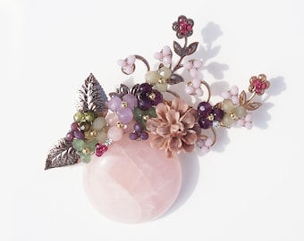 Broche fleur. Broche bouquet. Broche en pierre. Broche orchidée. Broche en quartz rose. Broche en jade. Cadeau de demoiselle d'honneur. Cadeau mère. Cadeau grand-mère