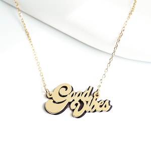 Collar de buenas vibras. Collar de letras retro. Collar de doble baño. Collar de silueta. Collar de amiga. Dorado y negro. Solo buenas vibras.