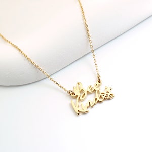 Collar de abeja. Sé amable. Collar de letras. Collar único. Collar de palabras. Collar minimalista. Collar de escritura. carta retra. Buena vibra solamente.
