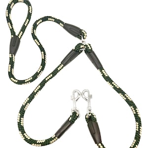 Op de afbeelding: Een groene en crèmekleurige touwhalster met twee metalen clips. De halsband is ontworpen om twee honden mee uit te laten.