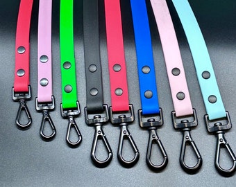May include: Eight colorful leashes with black metal clips. The leashes are red, pink, green, black, blue, light pink, light blue, and teal.