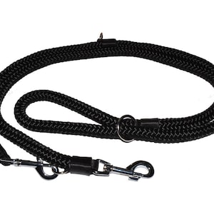 Op de afbeelding: Zwarte touwhalster voor honden met twee metalen clips en een metalen ring.