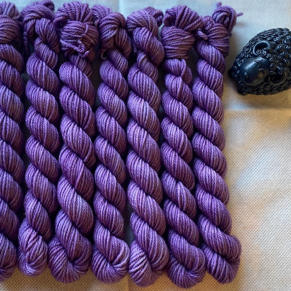 DK Plum - DK/8-fädige Socke mini, 20 Gramm, 45 Meter, 85/15 extra fine Merino, Nylon, superwash